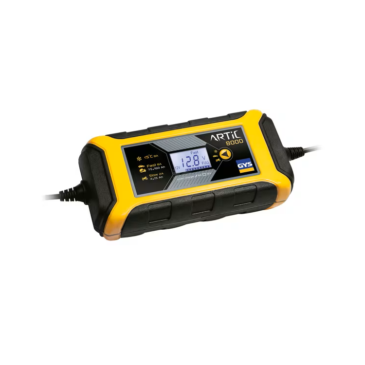 Încărcător GYS ARTIC 8000, 12 V, 8 A, cu carcasă galbenă și neagră, afișaj digital și cabluri laterale – 029590GYS