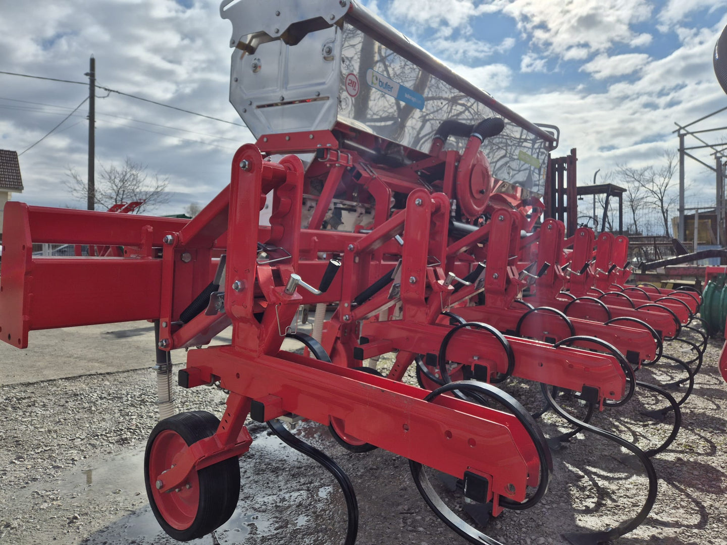 dinte arc cultivator montat pe utilaj