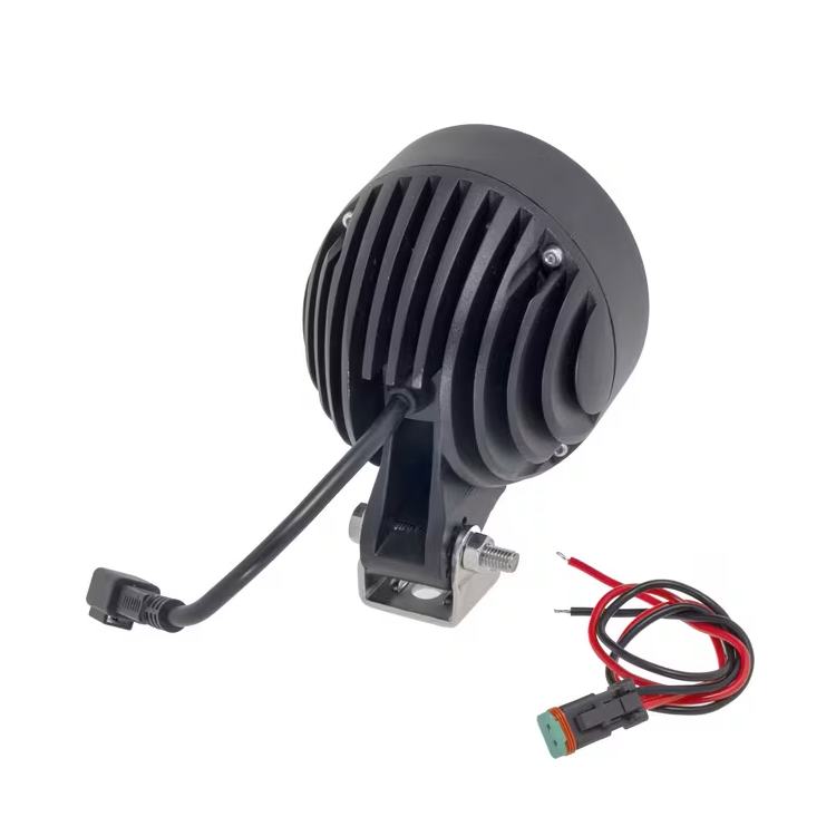 Lampă LED LA10416 văzută din spate, cu aripioare de răcire, suport de montare și cabluri cu conectori