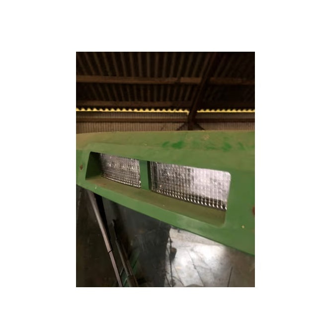 Lampă de lucru LED 20W 1750lm montată încorporat pe tractor John Deere, instalare flush mount IP67