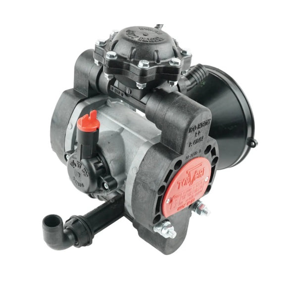 Pompă cu membrană și piston P120 - vedere spate cu capac roșu și racorduri
