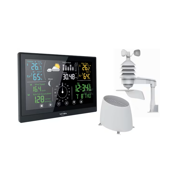 Stație meteo SM57PRO cu ecran color, senzor exterior cu anemometru și giruetă, alături de pluviometru