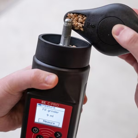 Umidometru C-PRO - umplerea rasniei cu cereale pentru masurare - MM5620

